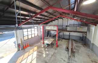 230M² INDUSTRIAL UNIT
