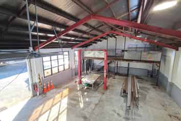 230M² INDUSTRIAL UNIT
