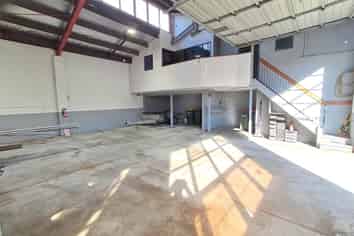 230M² INDUSTRIAL UNIT
