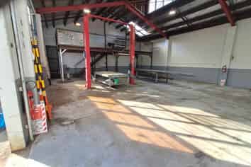 230M² INDUSTRIAL UNIT
