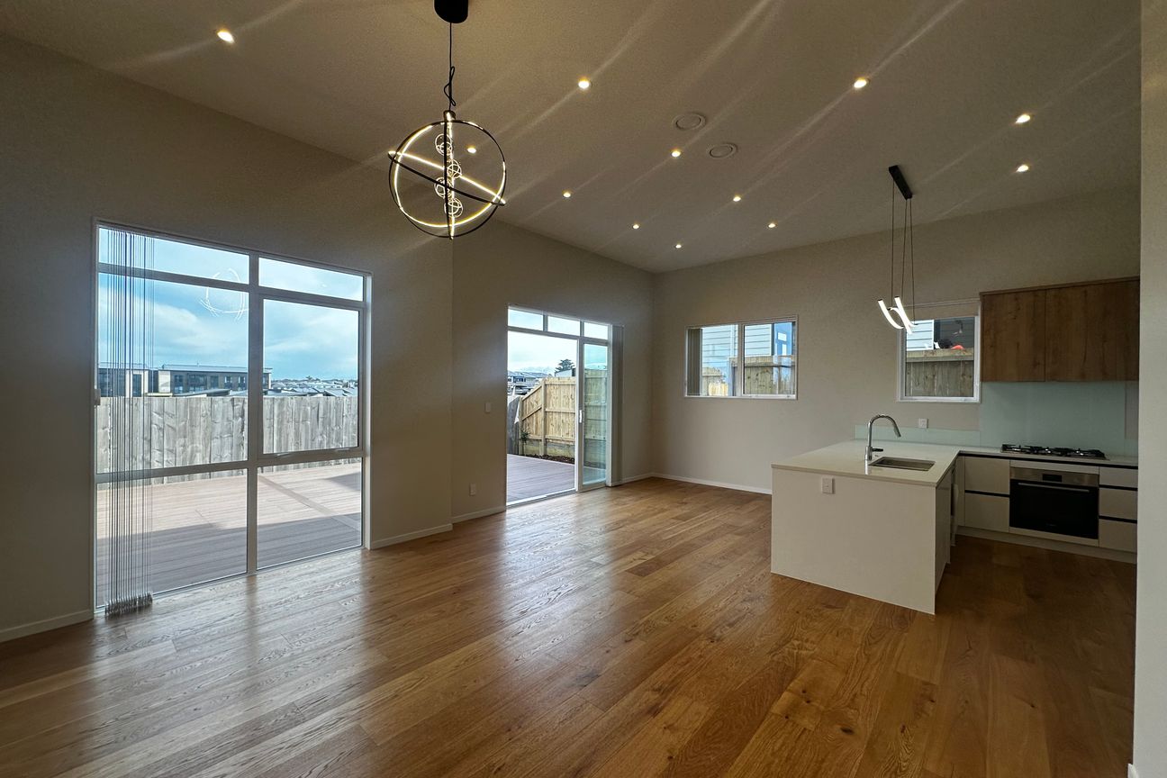 Brand-New Family Home in Beachlands, Ready for You! – další