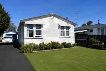 97 Broadway, Carterton