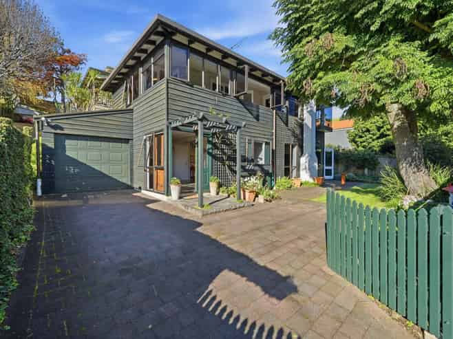 2/32 Albert Road, Devonport