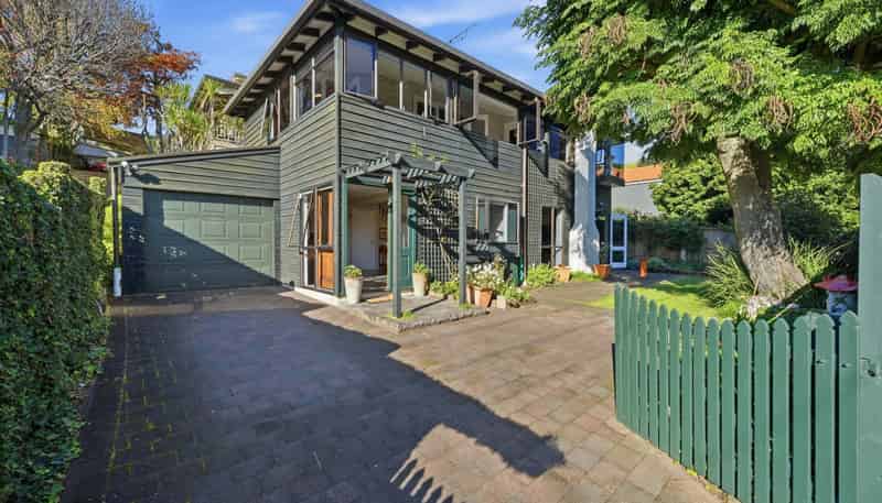 2/32 Albert Road, Devonport