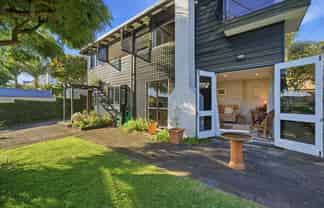 2/32 Albert Road, Devonport