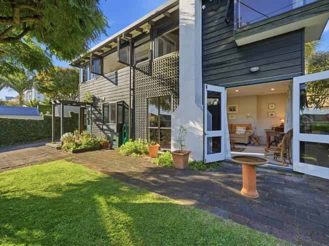 2/32 Albert Road, Devonport