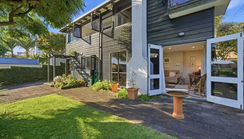 2/32 Albert Road, Devonport