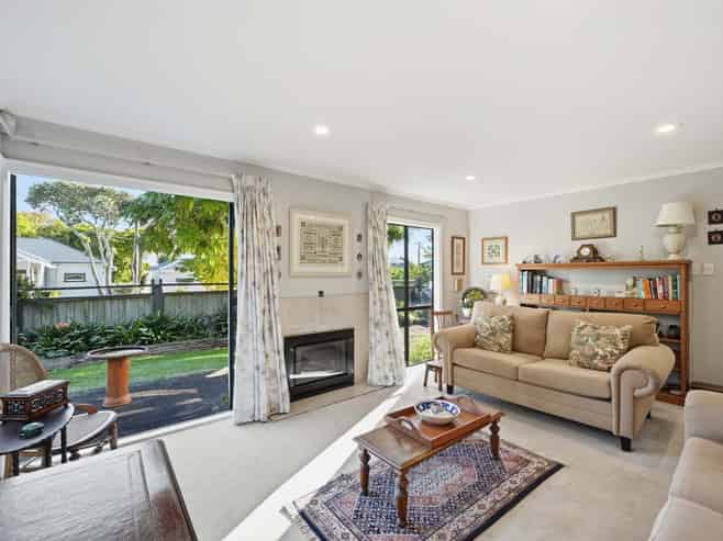 2/32 Albert Road, Devonport
