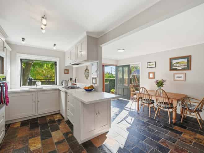 2/32 Albert Road, Devonport