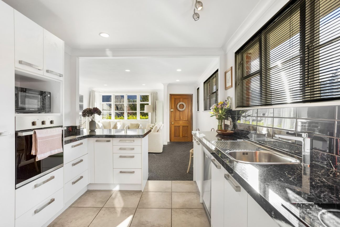 Cute, charming and solid brick living - Vista 2