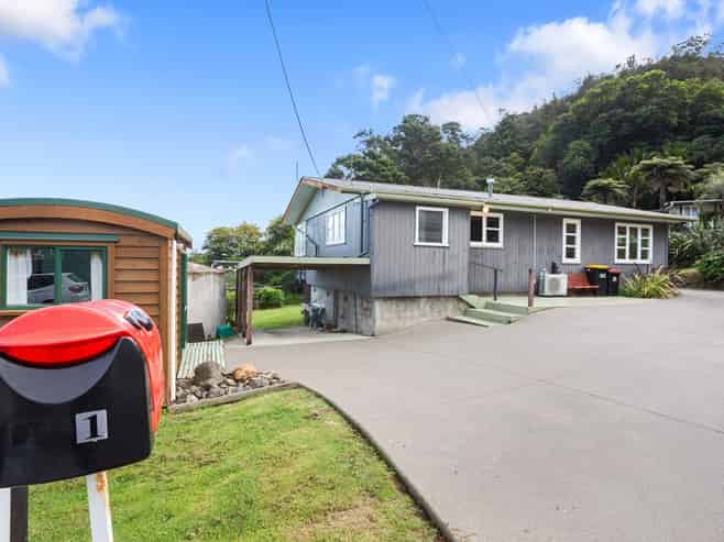 1 Strange Road, Waiomu