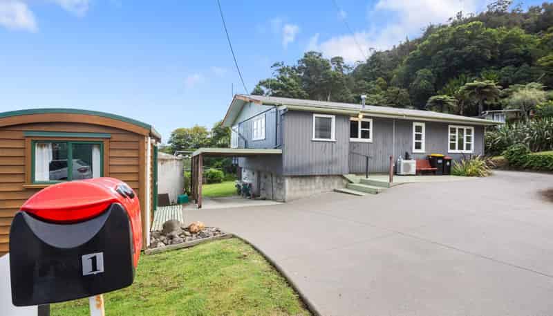 1 Strange Road, Waiomu