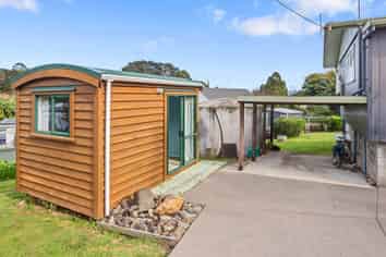 1 Strange Road, Waiomu
