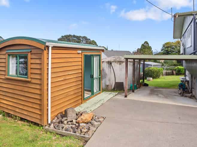 1 Strange Road, Waiomu