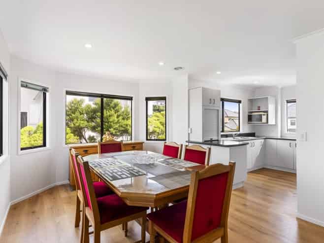 10 Bennett Grove, Newlands