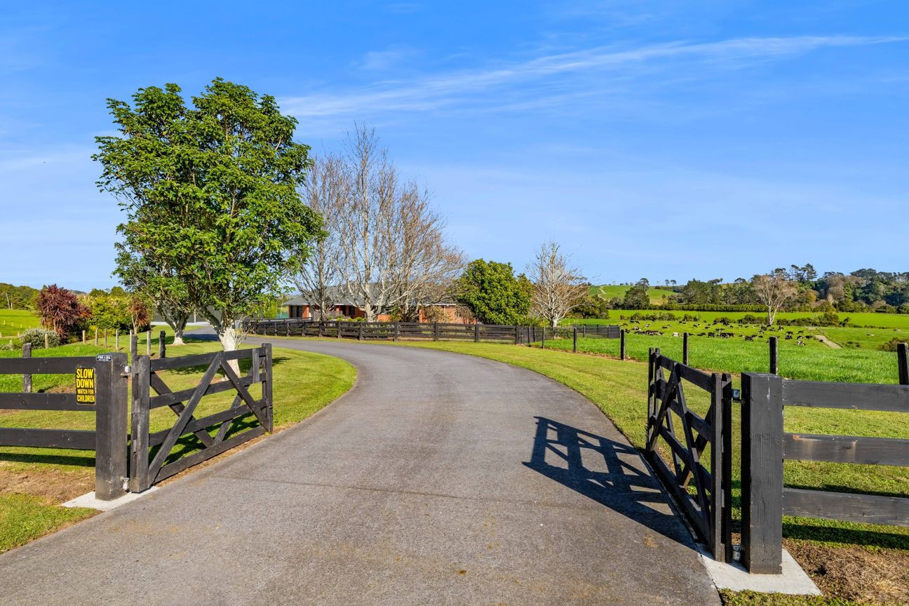 House in Lepperton, New Plymouth District - View 4