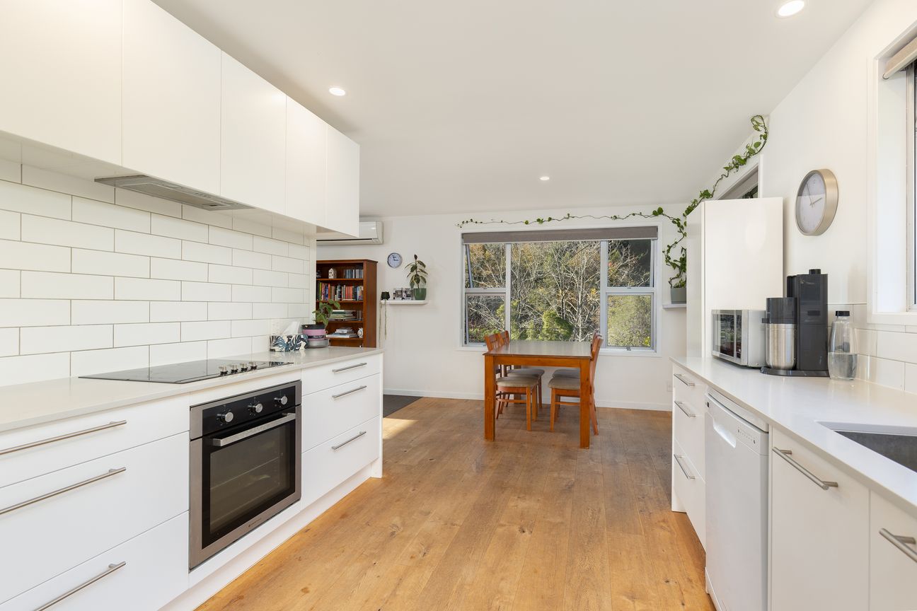 Renovated, Sunny & Walking Distance to Shops - Ansicht 3