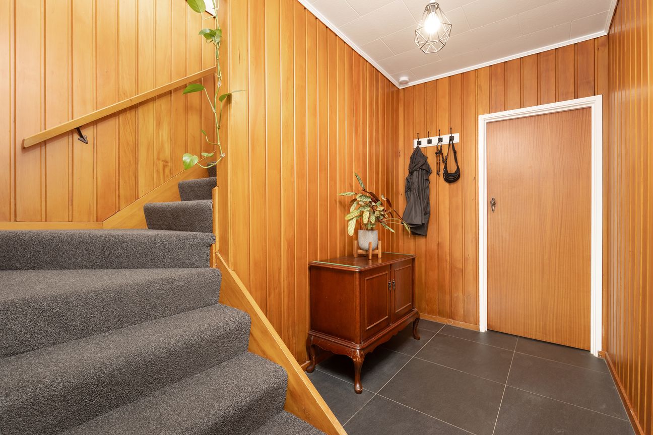 Renovated, Sunny & Walking Distance to Shops - Mehr
