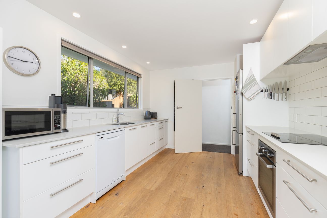 Renovated, Sunny & Walking Distance to Shops - Ansicht 6