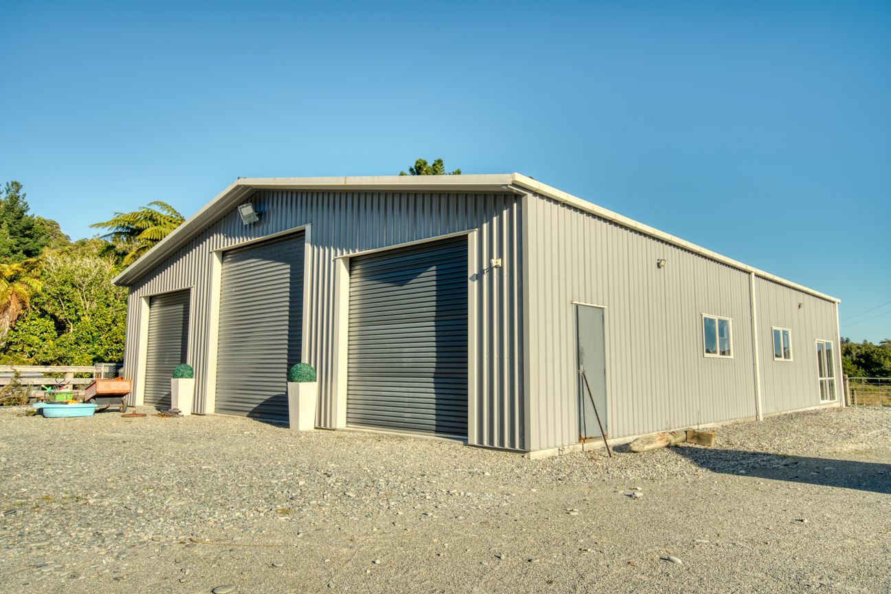 Luxurious Lifestyle with Landmark Garage - Vista 2