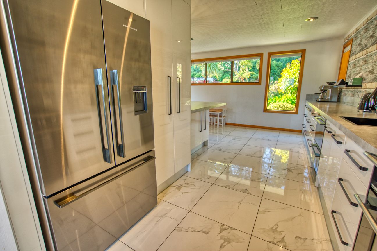 Luxurious Lifestyle with Landmark Garage - Altro