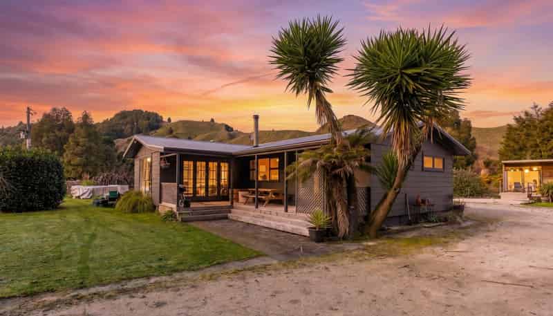 496 Waikaka Road, Matiere
