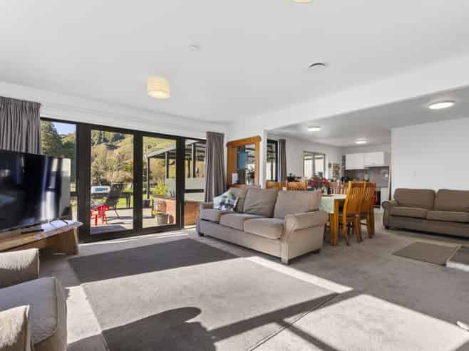 496 Waikaka Road, Matiere