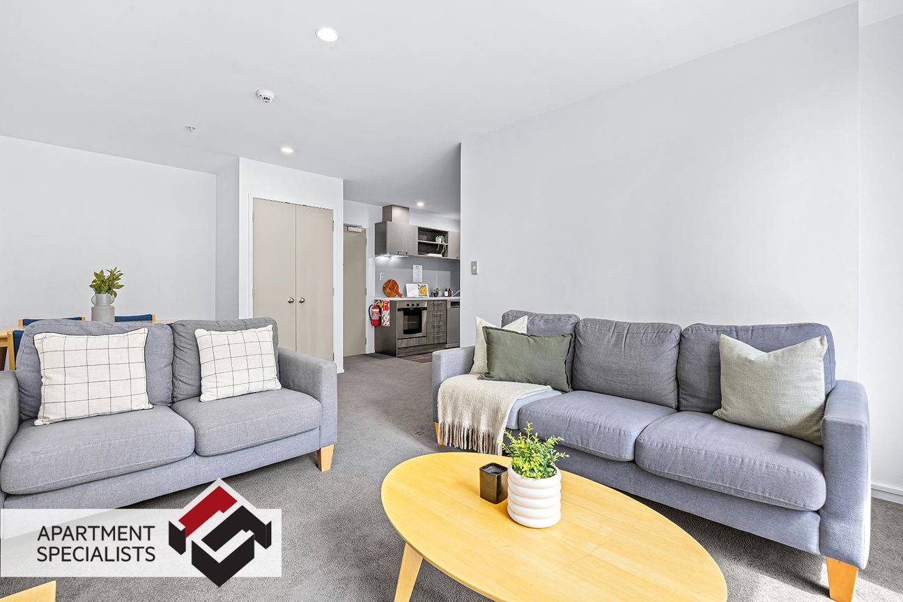 Large CBD Living at a Fraction of Replacement Cost - Aanzicht 2