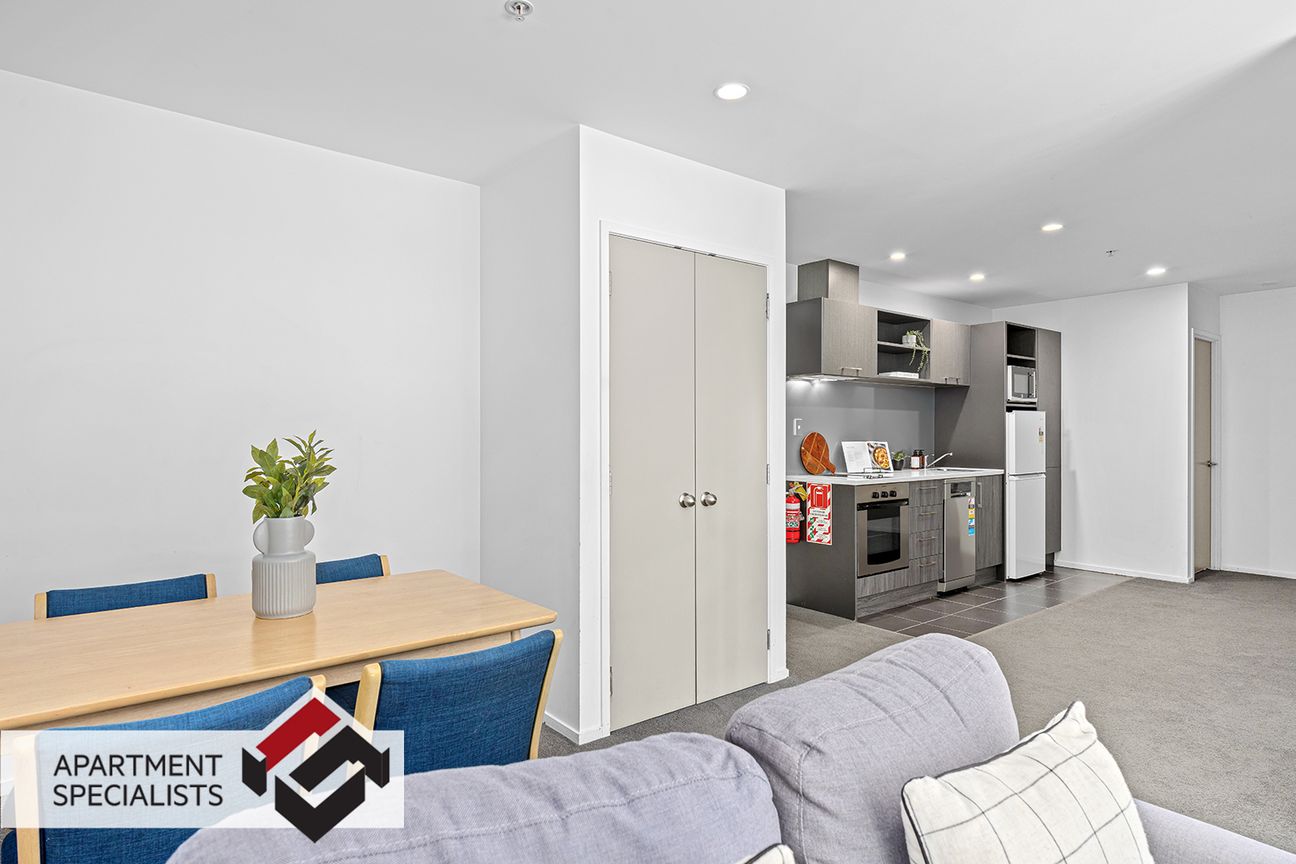 Large CBD Living at a Fraction of Replacement Cost - Aanzicht 6