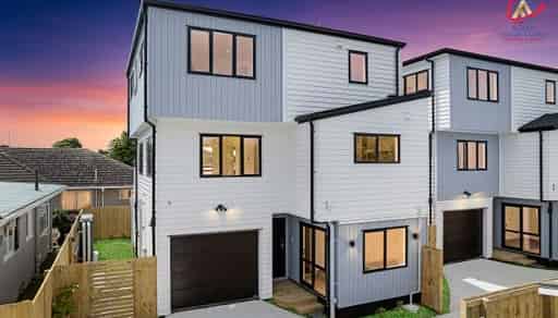  Lusty Lush , Mangere East