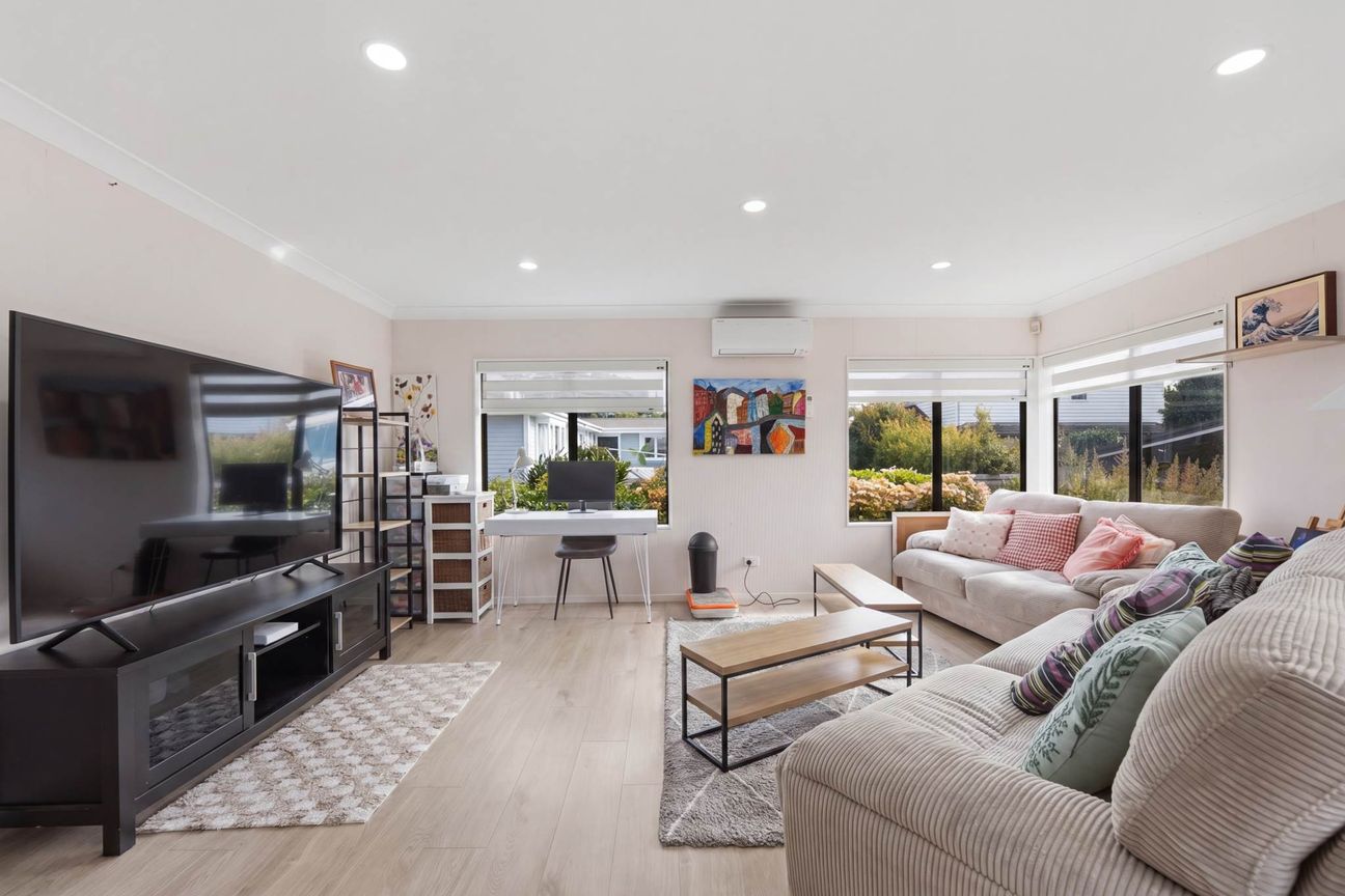 Sun Filled Family Living in Prime Howick Position - Aanzicht 6