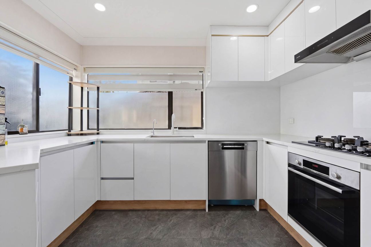 Sun Filled Family Living in Prime Howick Position - Meer