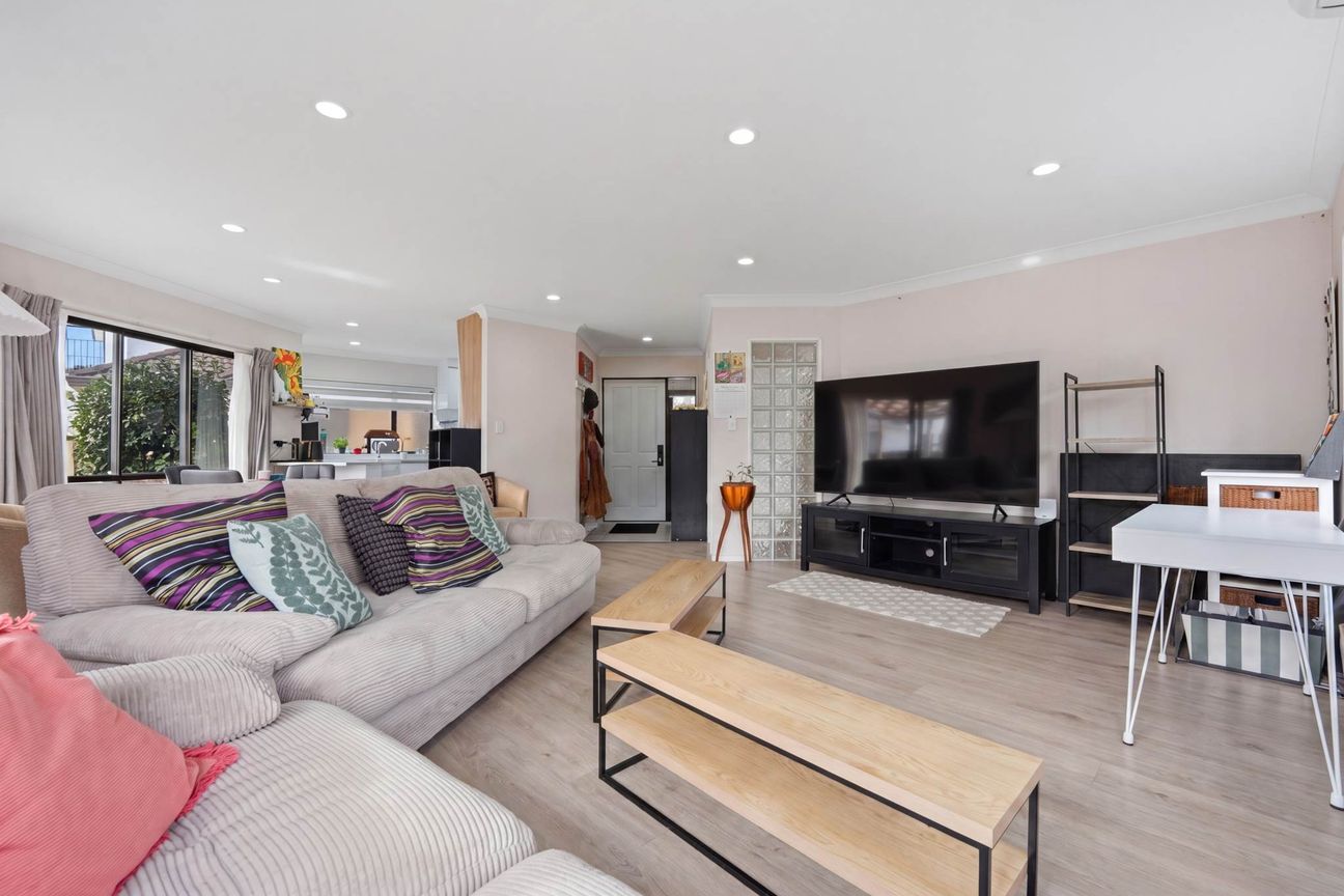 Sun Filled Family Living in Prime Howick Position - Aanzicht 4