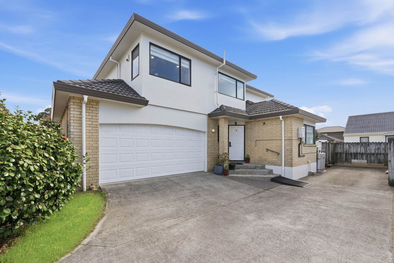Sun Filled Family Living in Prime Howick Position - Aanzicht 2