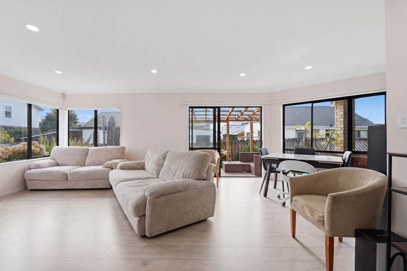 Sun Filled Family Living in Prime Howick Position - Aanzicht 5