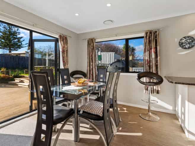 8 Arnold Grove, Paraparaumu Beach
