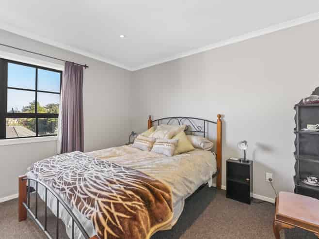 8 Arnold Grove, Paraparaumu Beach