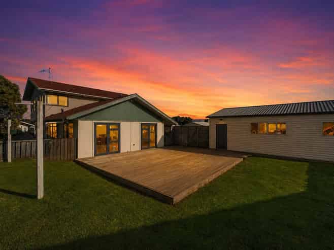 8 Arnold Grove, Paraparaumu Beach