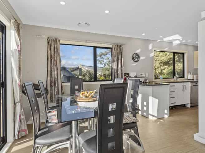 8 Arnold Grove, Paraparaumu Beach
