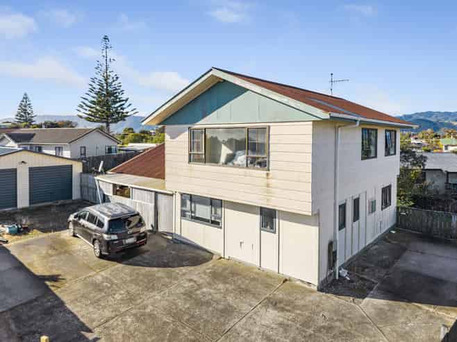 8 Arnold Grove, Paraparaumu Beach