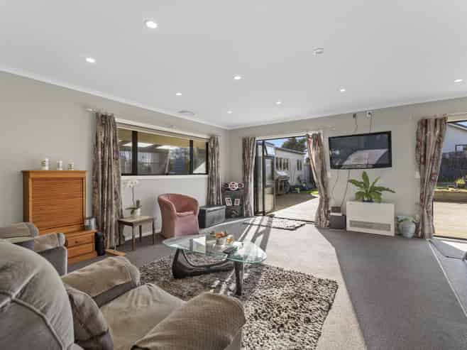 8 Arnold Grove, Paraparaumu Beach