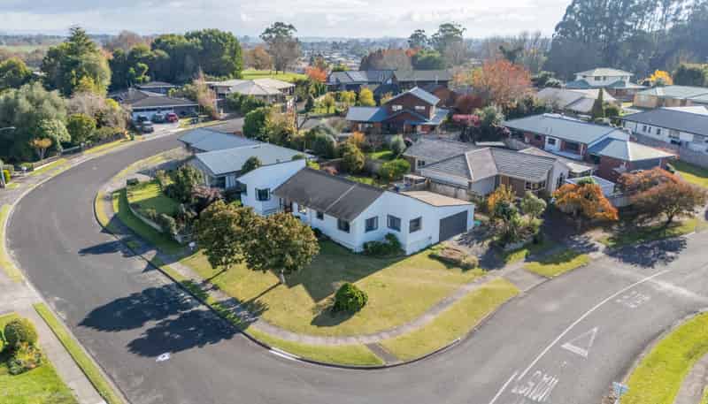 70 Sunnyhills Avenue, Glenview