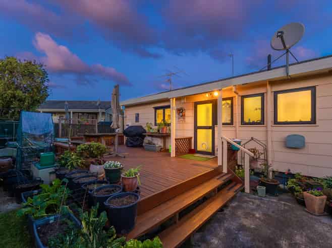 83 Queens Road, WAIKANAE BEACH