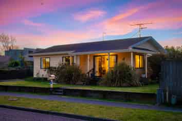 83 Queens Road, WAIKANAE BEACH