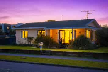 83 Queens Road, WAIKANAE BEACH