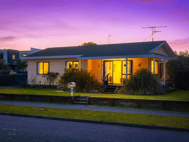 83 Queens Road, WAIKANAE BEACH