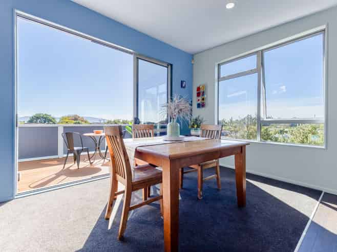 10 Charlotte Way, RAUMATI SOUTH