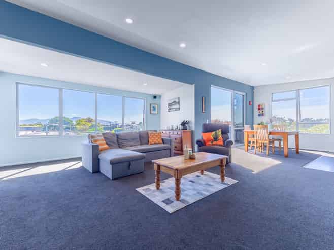 10 Charlotte Way, RAUMATI SOUTH