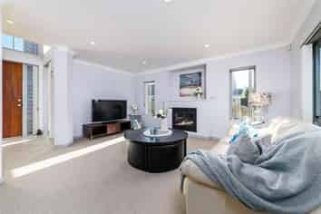 11 Tolben Place, Golflands