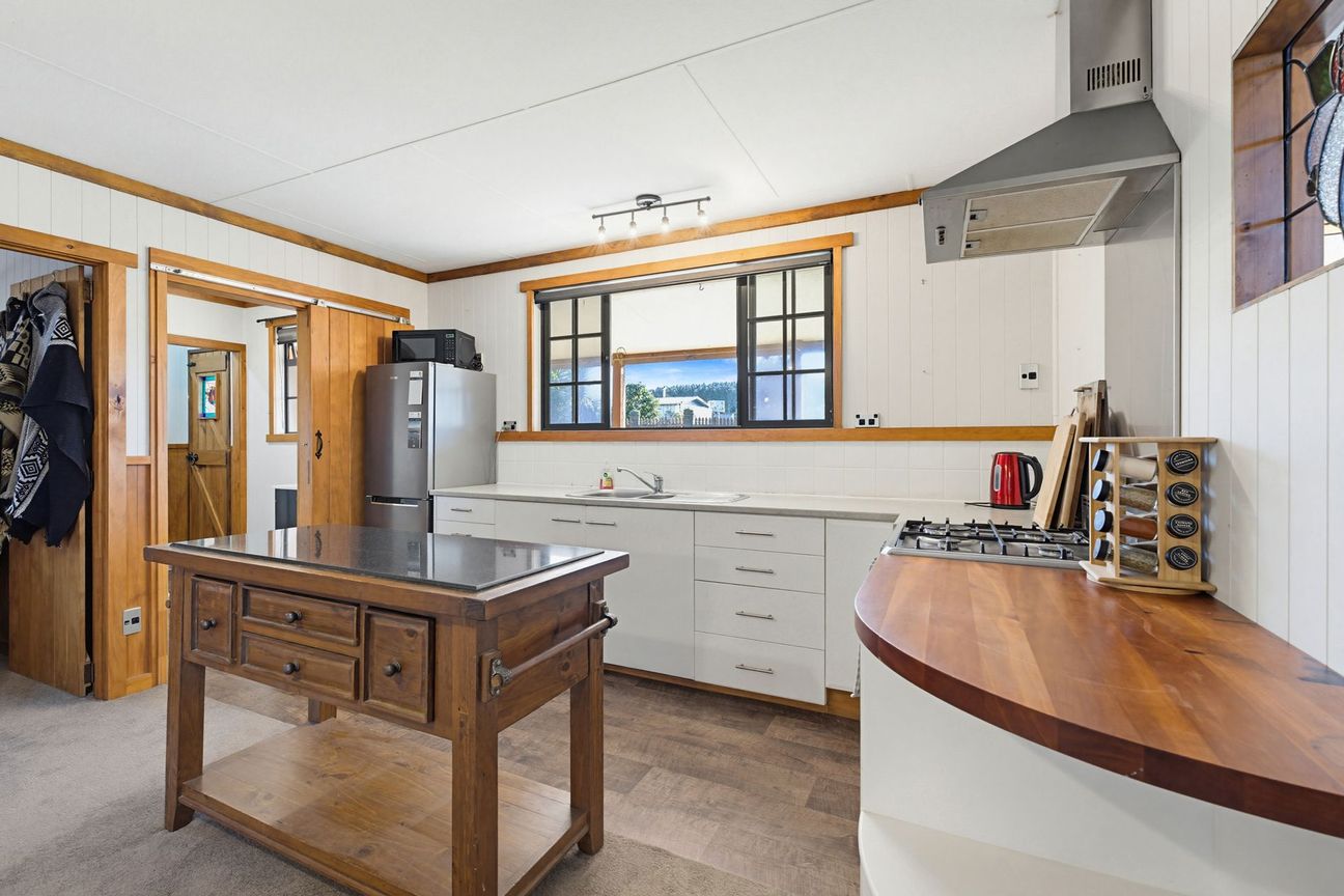 Coastal Living + Flexible Detached Spaces - Mehr